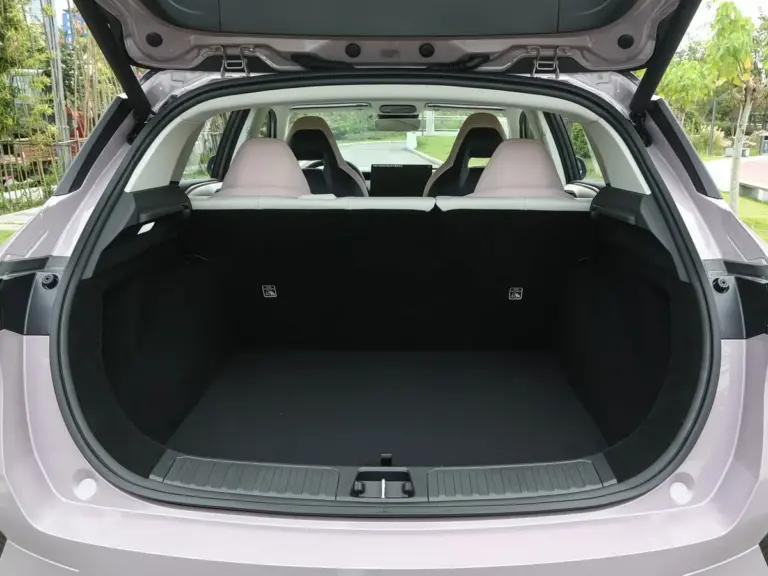 Lynk & Co 06 Interior